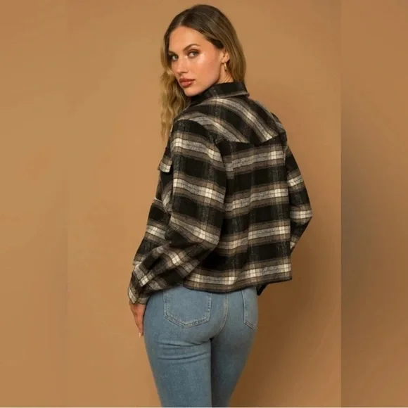 Gilli-Plaid Flannel Pocket Detail Short Shacket w/ pockets - Picture 2 of 2